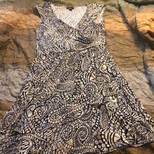 Black and white sleeveless XL dress